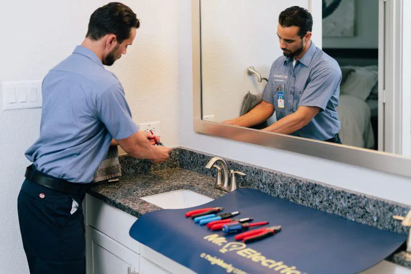 A Mr. Electric electrician installing a GFCI outlet in Savannah, GA.